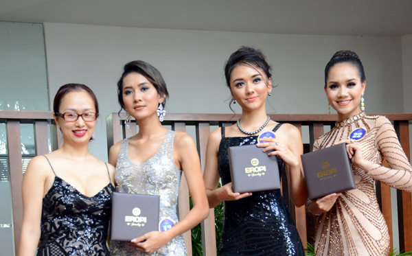 Nữ doanh nhân Nguyễn Mai Vân – CEO của thương hiệu Eropi Jewelry chụp ảnh lưu niệm cùng thí sinh.