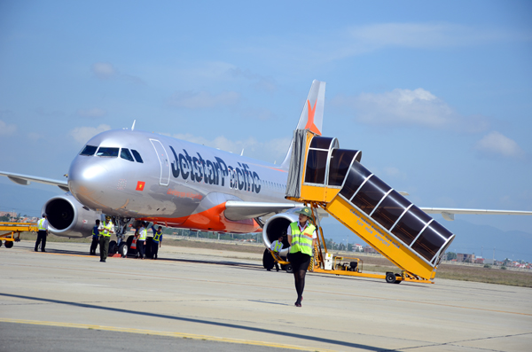 Máy bay của hãng hàng không Jestar Pacific Airlines trả khách tại sân bay Tuy Hòa
