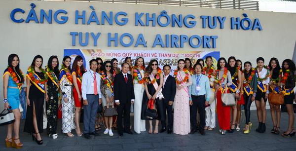 Thí sinh Hoa hậu ASEAN đến Phú Yên tham dự cuộc thi chụp ảnh lưu niệm tại sân bay Tuy Hòa. Ảnh: Hà Minh