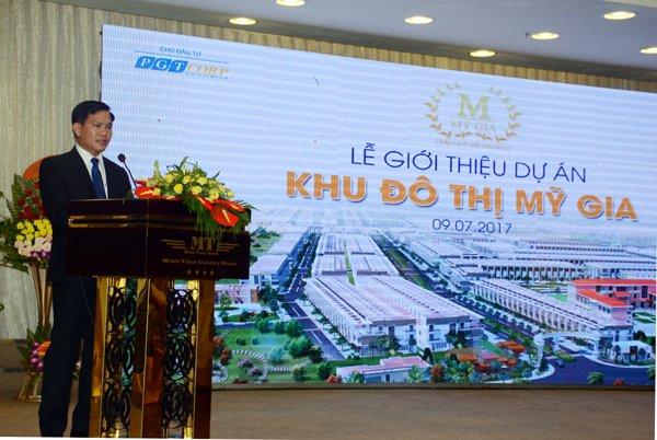 Ông Nguyễn Viết Tám, Phó Tổng giám đốc Công ty Phú Mỹ Gia giới thiệu Dự án đến khách hàng