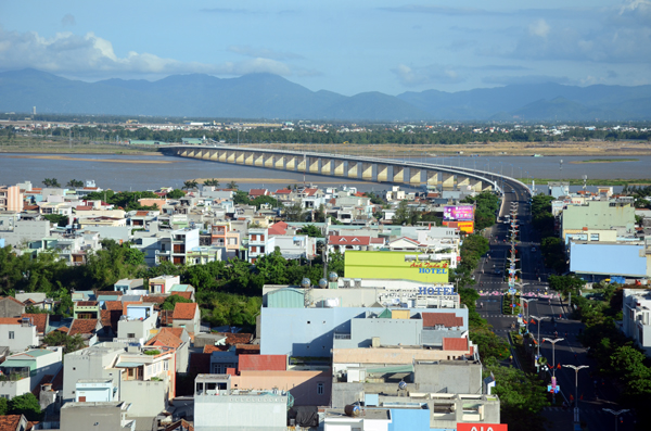Cầu Hùng Vương nối đô thị Tuy Hòa với KKT Nam Phú Yên thông qua đường ven biển Tuy Hòa-Vũng Rô đang là lợi thế thu hút đầu tư vào Khu đô thị Nam Tuy Hòa và KKT Nam Phú Yên. Ảnh: Hà Minh