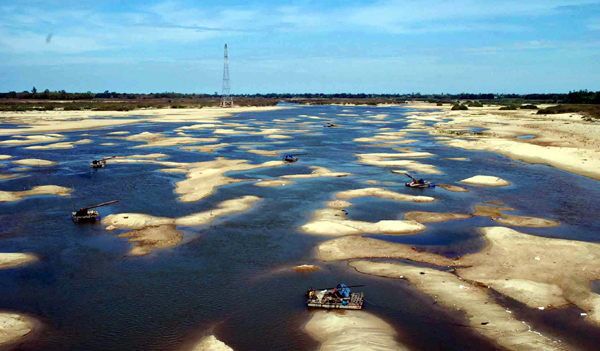 Nhưng đây lại là mỏ cát khổng lồ mỗi mùa lũ tràn về biến vùng hạ du thành biển nước khổng lồ. Trong ảnh, các phương tiện khai thác cát, sạn thủ công trên sông Trà Khúc đoạn được giao cho nhà đầu tư chỉnh trị, nạo vét. Ảnh: Hà Minh