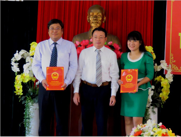 Ông Hoàng Văn Trà (Chủ tịch tỉnh Phú Yên, ở giữa), bà Đỗ Ngọc Thủy (giám đốc Sở Ngoại vụ) và ông Nguyễn Lê Vũ, phó giám đốc Sở.
