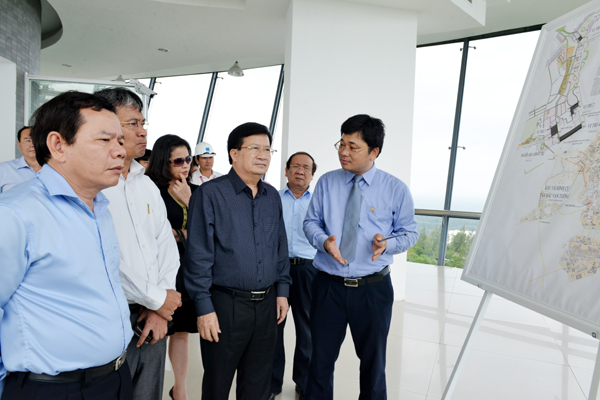 Ông Trần Ngọc Nguyên - Tổng giám đốc BSR (bìa phải) báo cáo tình hình sản xuất kinh doanh, tiến độ IPO và nâng cấp mở rộng nhà máy lọc dầu Dung Quất với Phó Thủ tướng Trịnh Đình Dũng (ở giữa).