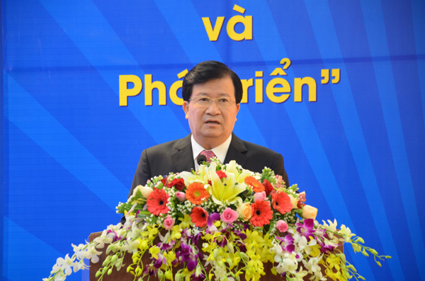 Phó Thủ tướng Trịnh Đình Dũng phát biểu chỉ đạo tại Hội nghị xúc tiến đầu tư Quảng Ngãi sáng 20/10. Ảnh: Hà Minh