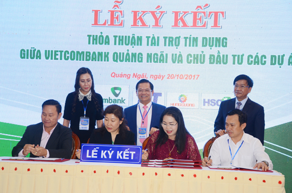 Bên cạnh nhận Giấy phép và Chứng nhận đầu tư, đại diện các nhà đầu tư đã ký kết thỏa thuận tài trợ tín dụng với VietcomBank Quảng Ngãi