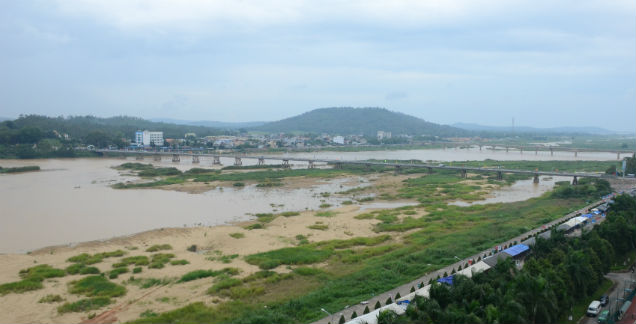 Sông Trà Khúc thường xuyên bị kiệt nước là bất lợi cho Quảng Ngãi thực hiện đồ án quy hoạch hướng sông, mở rộng về hướng biển. Ảnh: Hà Minh