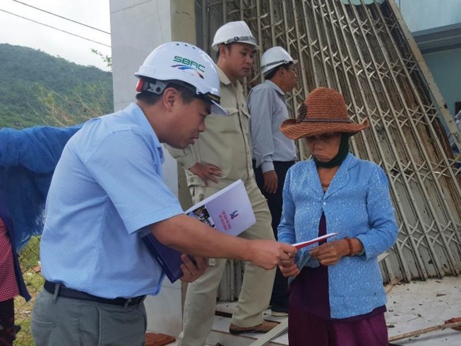Ông Lưu Xuân Thủy - Phó chủ tịch thường trực HĐQT Công ty CP Tập đoàn Đầu tư và xây dựng Sài Gòn trao quà đến tay người dân vùng bị nạn do bão số 12 gây ra tại Khánh Hòa.