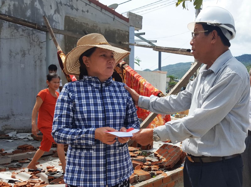 Ông Phạm Xuân Quế, đại diện Công ty CP Đầu tư Đèo Cả tặng quà trợ giúp gia đình có nhà bị sập ở thôn Tây Bắc, xã Đại Lãnh, huyện Vạn Ninh (Khánh Hòa)