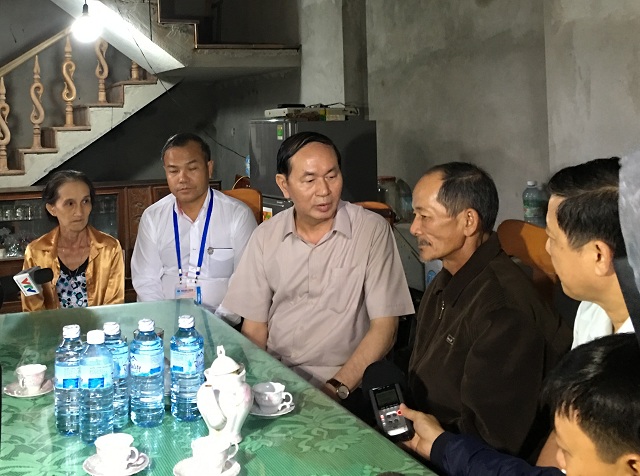 Chủ tịch nước Trần Đại Quang thăm hỏi người dân vùng lũ huyện Hòa Vang (Đà Nẵng)