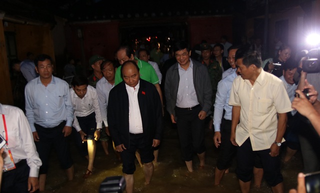 Thủ tướng Nguyễn Xuân Phúc thị sát vùng ngập lũ tại phố cổ Hội An (tỉnh Quảng Nam).