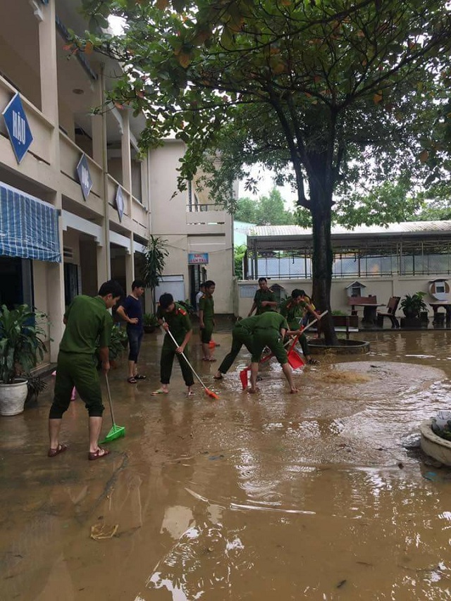 Lực lượng vũ trang tham gia dọn bùn đất tại trường học bị ngập lũ thời gian qua