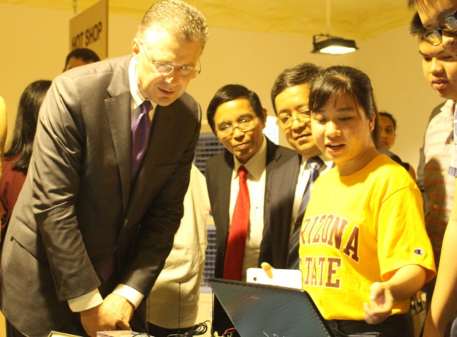 Đại sứ Daniel Kritenbrink trao đổi với sinh viên Đại học Đà Nẵng về các ý tưởng sáng tạo khoa học.