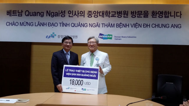 Ông Trần Ngọc Căng (bên trái) tiếp nhận thiết bị Y khoa từ bệnh viện Chuung Ang (Hàn Quốc)