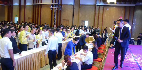 Rất đông khách hàng quan tâm đến sản phẩm của Phú Gia Thinh Corp