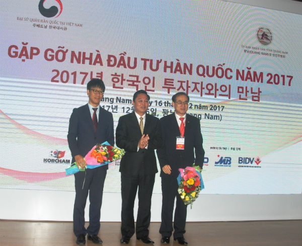 Ông Lê Trí Thanh (giữa) Phó chủ tịch tỉnh Quảng Nam tặng hoa cho các nhà đầu tư Hàn Quốc chào mừng đã đến Quảng Nam làm ăn