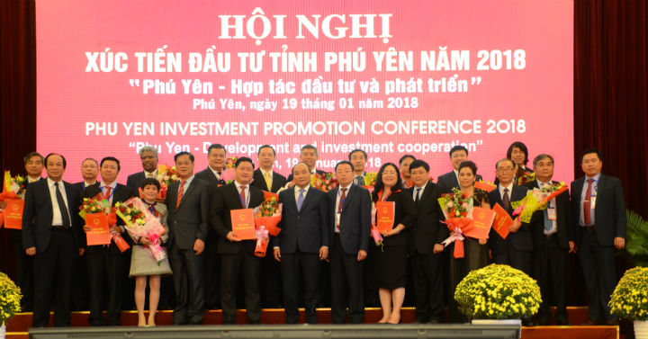 Thủ tướng Chính phủ chụp ảnh lưu niệm cùng các doanh nghiệp đầu tư vào Phú Yên