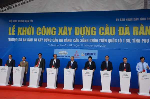 Thủ tướng Chính phủ Nguyễn Xuân Phúc cùng lãnh đạo Phú Yên, các Bộ ngành Trung ương thực hiện nghi thức khởi công Dự án