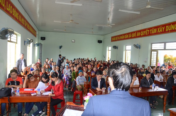 Các hộ nghèo xã Quế An, huyện Quế Sơn (Quảng Nam) đến nhận quà