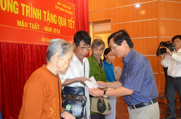 Phó Bí thư thường trực huyện Bình Sơn (Quảng Ngãi) trao quà cho hộ nghèo xã Bình Long.