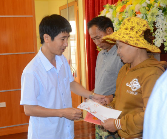 Đại diện Trung tâm Xúc tiến Đầu tư (Sở Kế hoạch- Đầu tư Quảng Ngãi) trao quà cho hộ nghèo huyện Bình Sơn