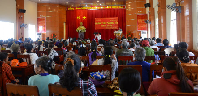 Các hộ nghèo hai xã Bình Long, Bình Chương (huyện Bình Sơn, Quảng Ngãi) đến Hội trường huyện Bình Sơn nhận quà Tết.