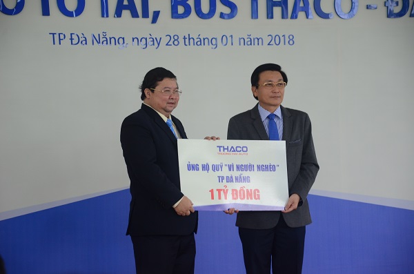 Tại Lễ khánh thành, Thaco trao tặng 1 tỉ đồng hõ trợ người nghèo TP Đà Nẵng