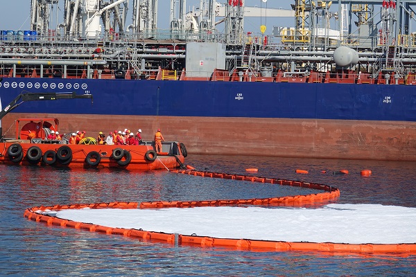 Diễn tập ứng phó sự cố tràn dầu tại cảng xuất sản phẩm Nhà máy lọc dầu Dung Quất