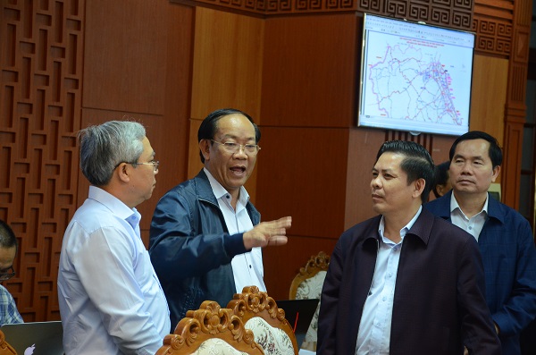 Ông Đinh Văn Thu - Chủ tịch tỉnh Quảng Nam (đứng giữa) đang trao đổi với Bộ trưởng GTVT Nguyễn Văn Thể (bên phải) về lĩnh vực GTVT Quảng Nam.