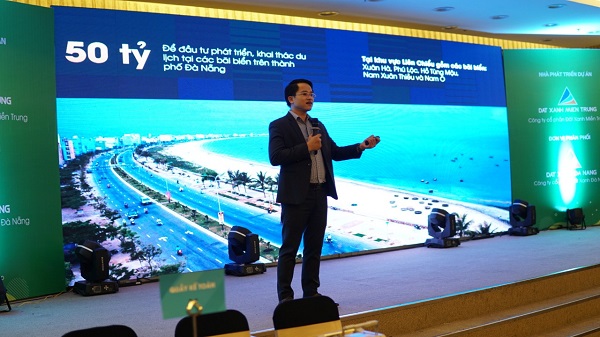Ông Trần Xuân Thông, Tổng giám đốc Công ty Đất Xanh Đà Nẵng đang phân tích thị trường và giới thiệu tiềm năng đầu tư khu vực Tây Bắc Đà Nẵng đến khách hàng, nhà đầu tư