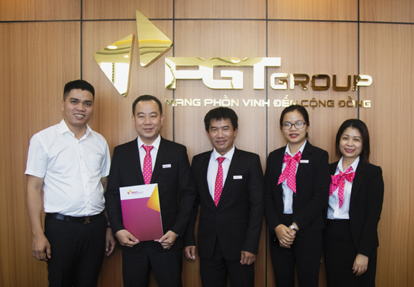 Ông Lê Anh Triệu (áo trắng) Chủ tịch, kiêm Tổng giám đốc PGT Group trao Quyết định thành lập PGT Fund