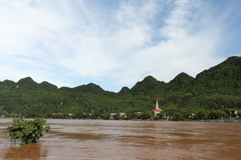 Nước lũ dâng cao tai các tuyến sông trên địa bàn Quảng Bình, cô lập, chia cắt các tuyến giao thông, trong đó có tuyến nối Phong Nha-Kẻ Bàng.