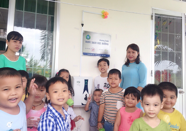 Trong năm học mới 2018 - 2019, gần 14.000 học sinh và giáo viên tại huyện Tân Trụ đã có nước uống sạch đạt chuẩn trong trường học