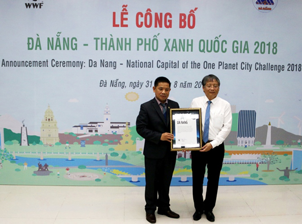 Ông Nguyễn Ngọc Tuấn (bên phải) đón nhận danh hiệu thành phố xanh quốc gia cho Đà Nẵng