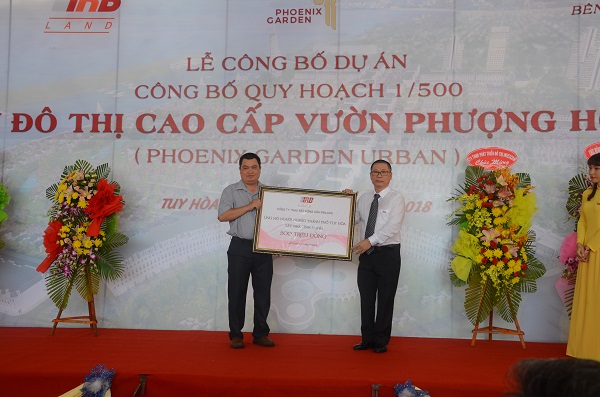 Đại diện TP Tuy Hòa nhận 500 triệu từ Chủ đầu tư hỗ trợ người nghèo