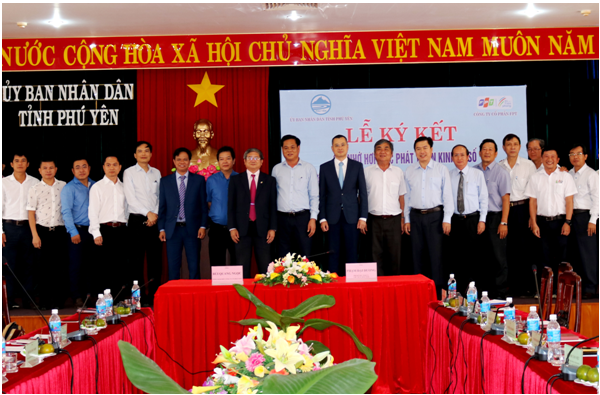 Lãnh đạo tỉnh Phú Yên, FPT và các đại biểu dự chụp ảnh lưu niệm sau Lễ ký kết