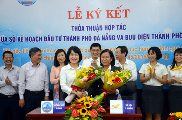 Điện diện Sở Kể hoạch Đầu tư Đà Nẵng và Bưu điện Đà Nẵng tặng hoa chúc mừng Ký kết thỏa thuận thành công 