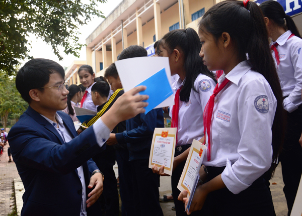 Ông Trần Xuân Thông - Tổng giám đốc Công ty CP Đất Xanh Đà Nẵng trao học bổng cho các em học sinh.