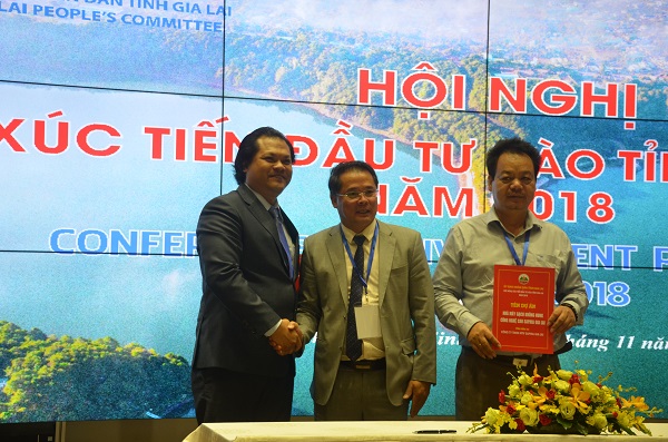 Trao Giấy chứng nhận đầu tư cho đại diện HBRE (bên trái) và doanh nghiệp đầu tư sản xuất gạch.