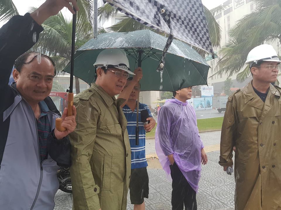 Ông Huỳnh Đức Thơ, chủ tịch TP Đà Nẵng trực tiếp kiểm tra và chỉ đạo biện pháp tiêu thoát lũ, khắc phục sau mưa lũ