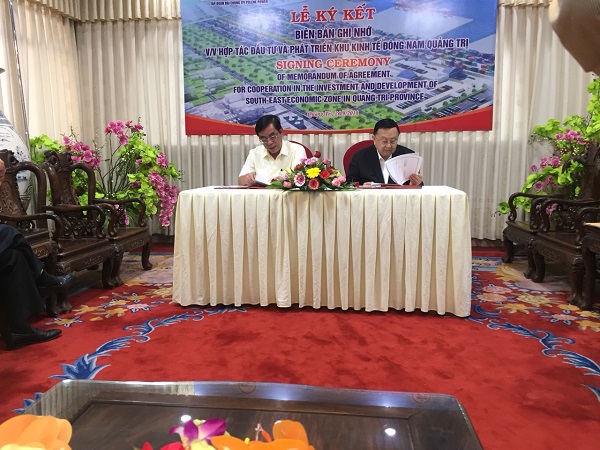 Ông Nguyễn Đức Chính, Chủ tịch UBND tỉnh Quảng Trị (bên trái) và đại diện Tập đoàn TPI (Thái Lan) ký kết bản ghi nhớ về đầu tư Tổ hợp các Dự án vào KKT Đông Nam tỉnh Quảng Trị