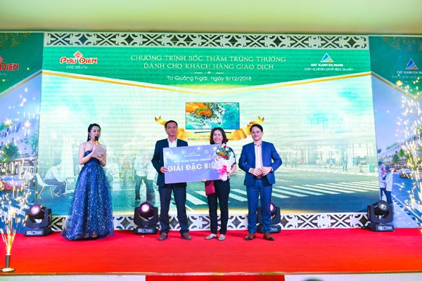Đại diện chủ đầu tư, ông Trần Khắc Nguyên (bên trái) và đơn vị phân phối độc quyền, ông Trần Xuân Thông (bên phải) trao giải đặc biệt cho khách hàng may mắn mua sản phẩm từ Phú Điền Residences 