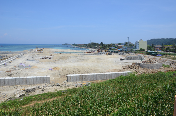 Cảng Bến Đình đang xây dựng bên cạnh Dự án