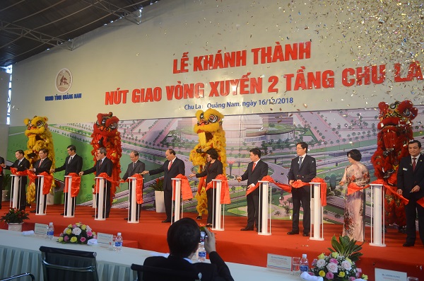 Thủ tướng Nguyễn Xuân Phúc cùng đại diện các Bộ, ngành Trung ương, nhà tài trợ Thaco và lãnh đạo tỉnh Quảng Nam thực hiện Nghi thức cắt băng 