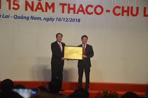 Đại diện nhà tài trợ, Chủ tịch THACO ông Trần Bá Dương (bên phải) trao bảng tượng trưng tặng công trình giao thông 600 tỉ đồng cho Quảng Nam