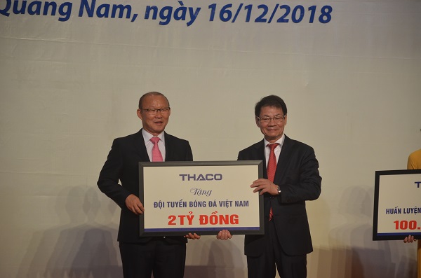 Ông Trần Bá Dương, Chủ tịch Thaco trao số tiền thưởng cho đội tuyển AFF 2018 Việt Nam 