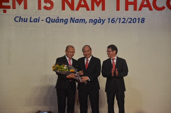 Thủ tướng Nguyễn Xuân Phúc tặng hoa chúc mừng 