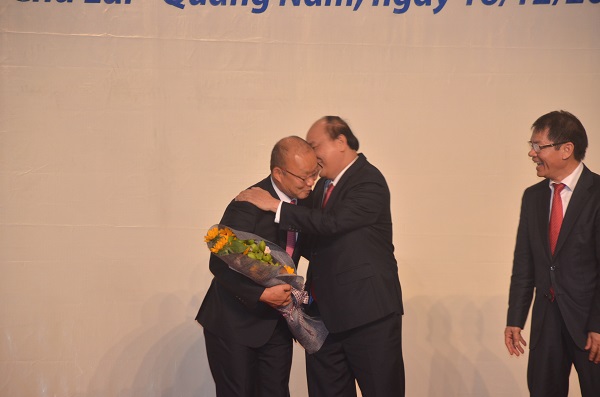 Cử chỉ thân mật của Thủ tướng Nguyễn Xuân Phúc dành cho HLC Park Hang Seo