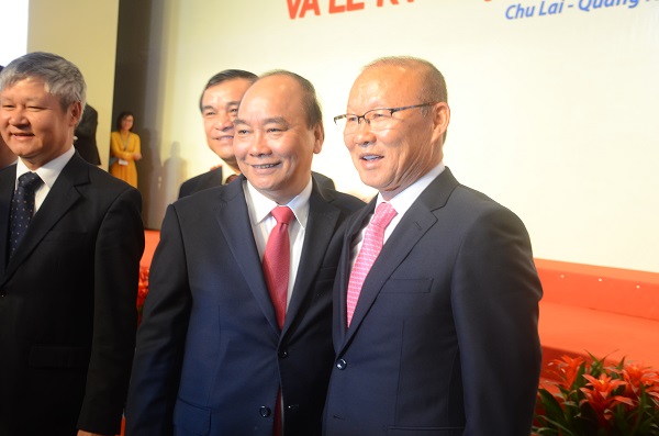Chụp ảnh lưu niệm chung với Thủ tướng Nguyễn Xuân Phúc