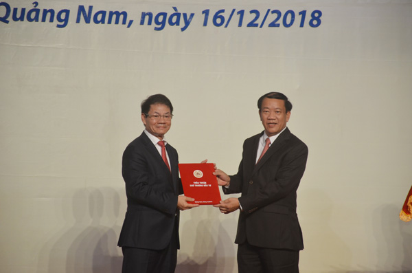 Ông Trần Bá Dương - Chủ tịch THACO (bên trái) nhận Giấy chứng nhận đầu tư từ ông Đinh Văn Thu (Chủ tịch tỉnh Quảng Nam) để bắt đầu cho chu kì đầu tư thứ 4 của THACO tại Khu KTM Chu Lai.